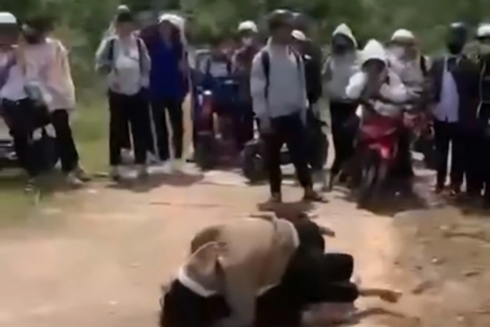 Hai nữ sinh đánh nhau, bạn học reo hò cổ vũ