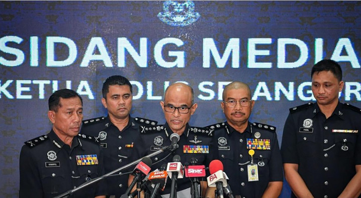 Cảnh sát trưởng bang Selangor, Datuk Shazeli Kahar chia sẻ thông tin với truyền thông