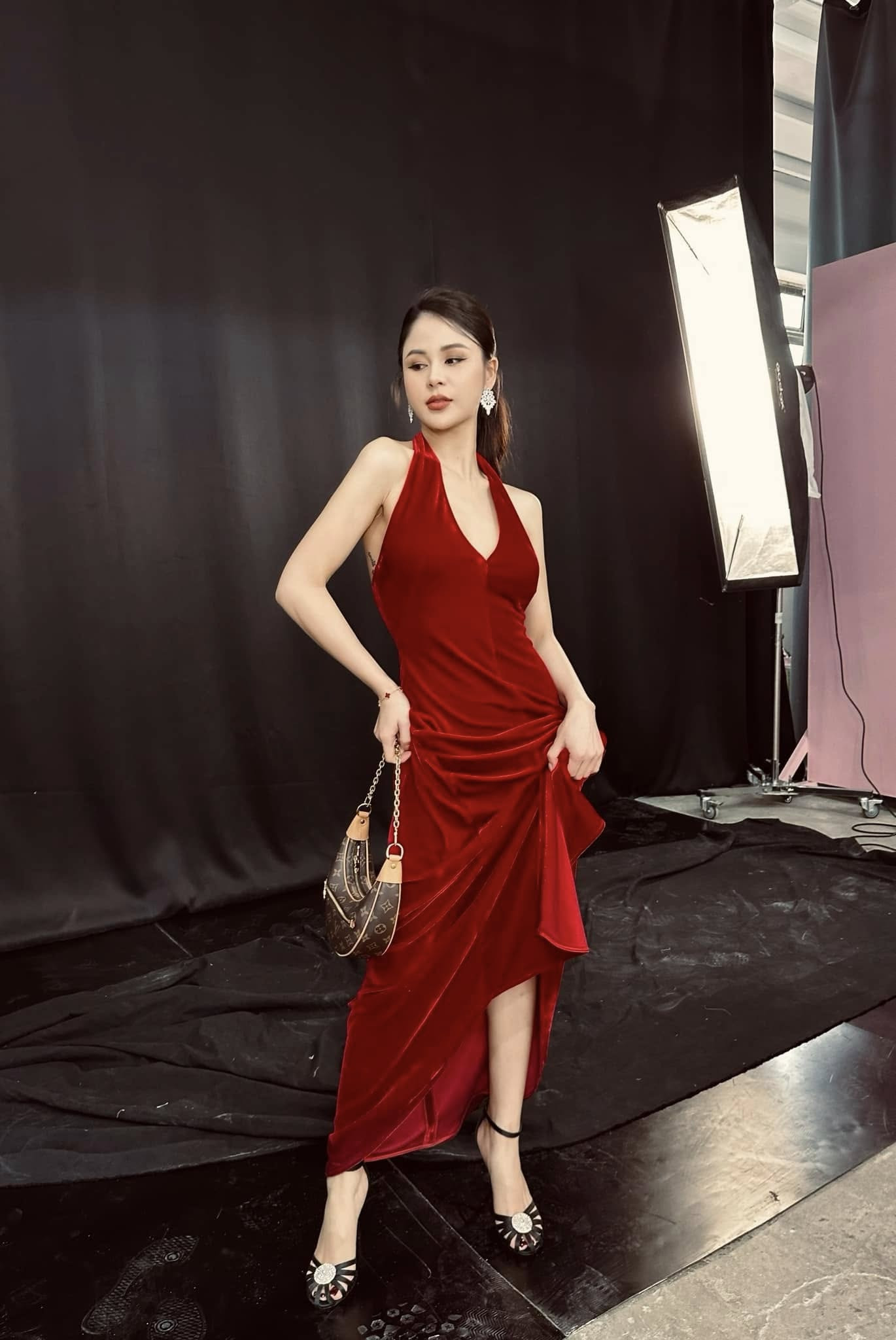 Lương Thu Trang mix đồ xuống phố ngày thu sang chảnh và nữ tính - Ảnh 6.