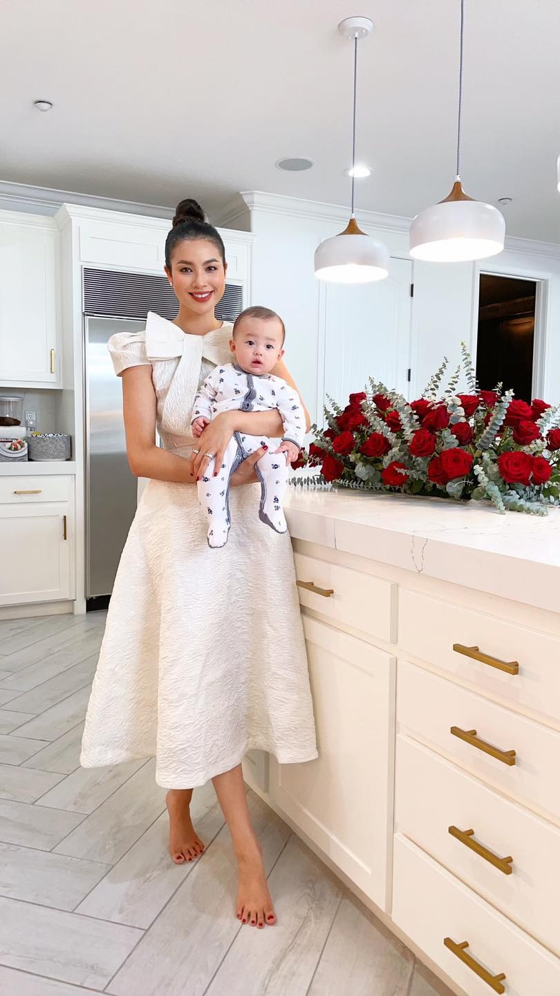 Những lần Phạm Hương checkin trong căn biệt thự 1000m2 góc nào cũng sang chảnh