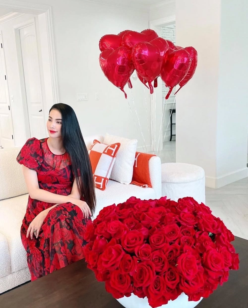 Những lần Phạm Hương checkin trong căn biệt thự 1000m2 góc nào cũng sang chảnh