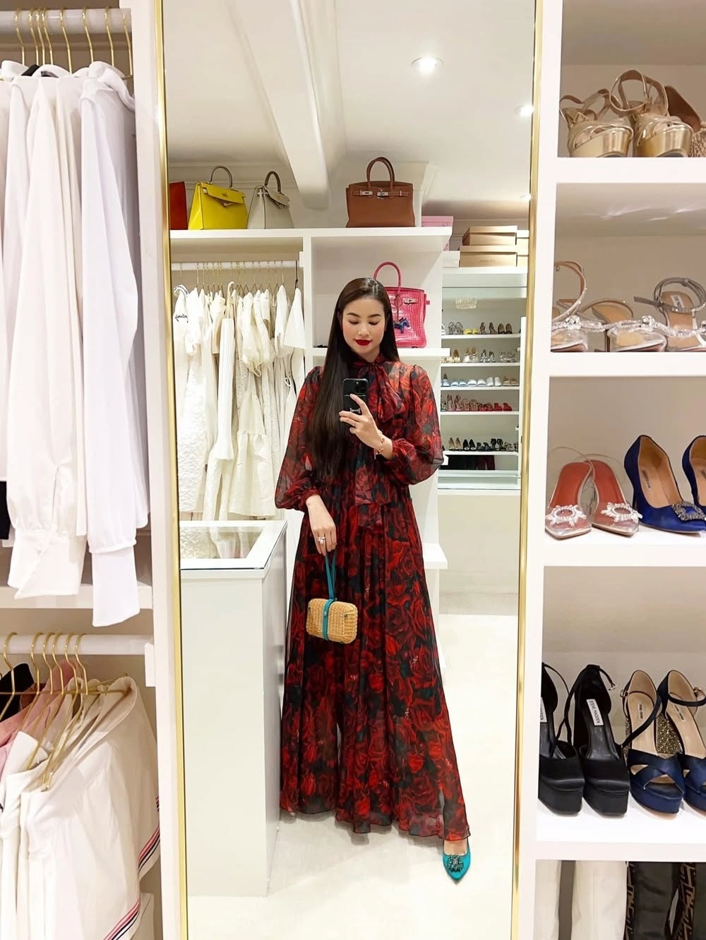 Những lần Phạm Hương checkin trong căn biệt thự 1000m2 góc nào cũng sang chảnh