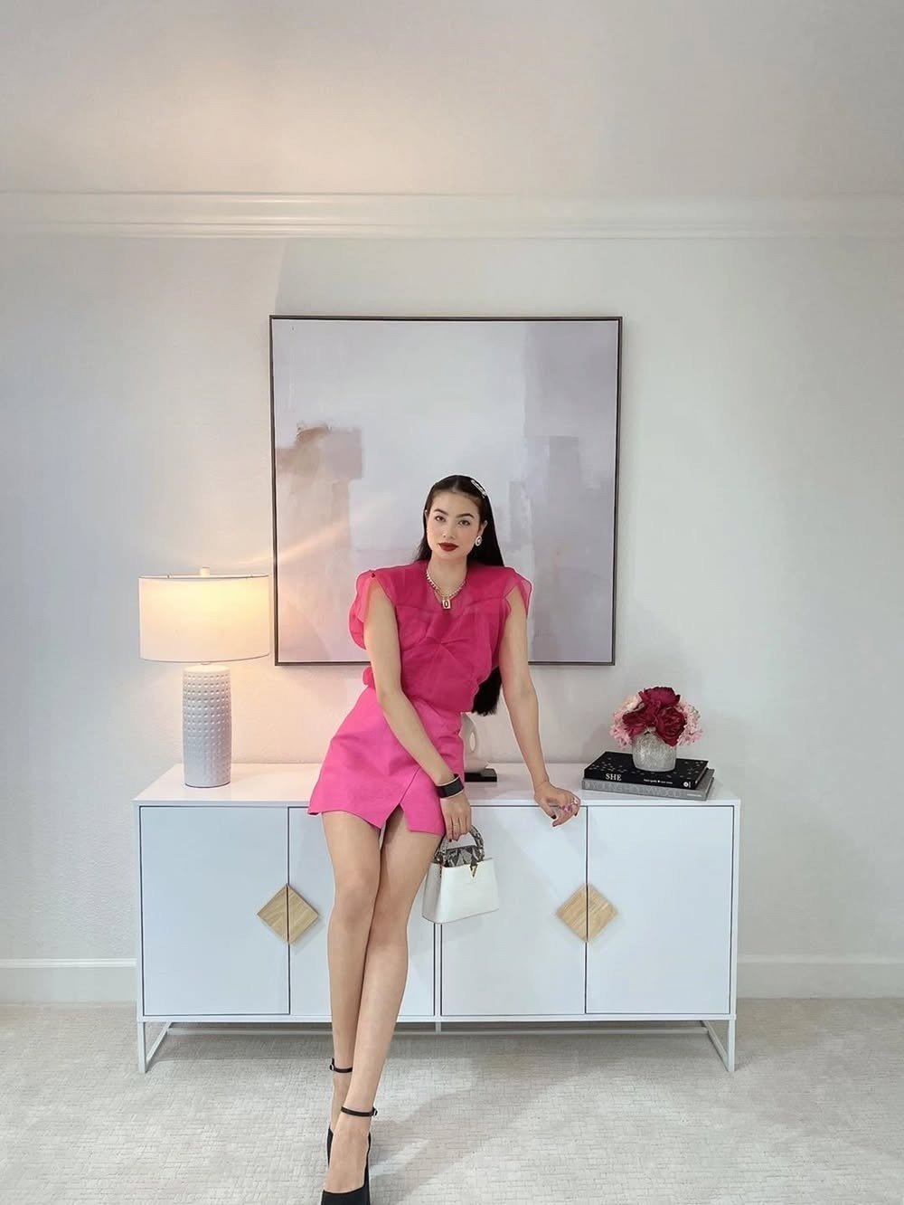 Những lần Phạm Hương checkin trong căn biệt thự 1000m2 góc nào cũng sang chảnh