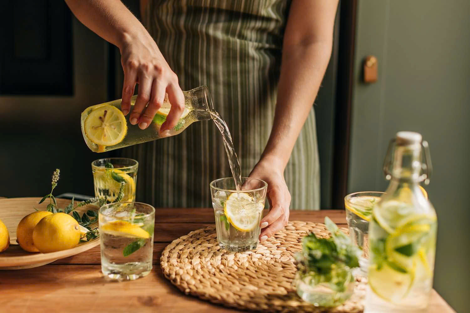 Uống nước chanh vào buổi sáng có thực sự giúp giảm mỡ thừa?- Ảnh 2.