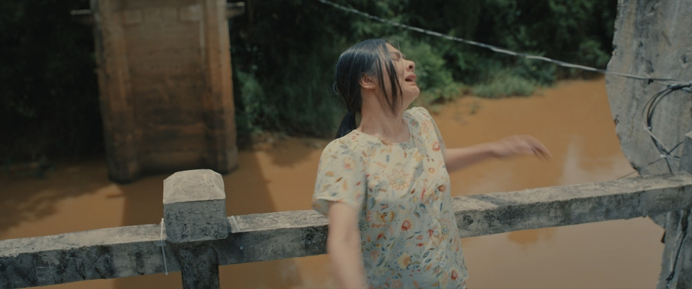 Vân Trang bị Huỳnh Đông cho ăn liên hoàn tát