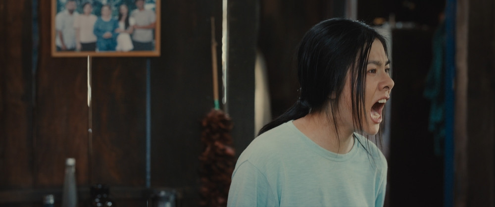 Vân Trang bị Huỳnh Đông cho ăn liên hoàn tát