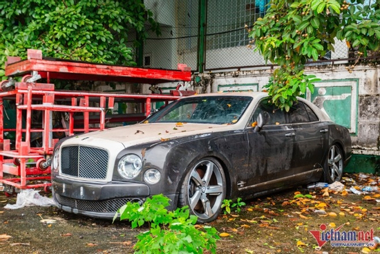 Xót xa chiếc xe siêu sang Bentley Mulsanne 30 tỷ bỏ hoang 7 năm trên phố Hà Nội