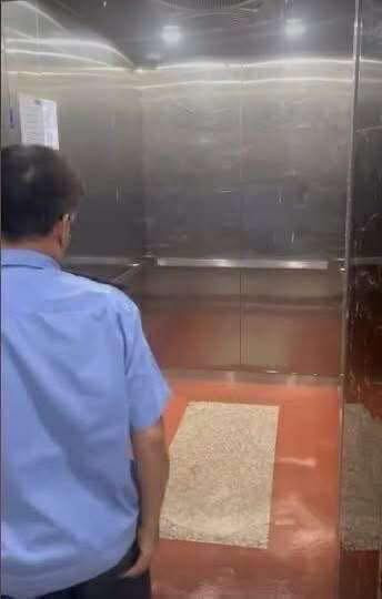 Bất ngờ tiền đền bù của 3 gia đình có con ném dép khiến 2 thang máy hỏng nặng