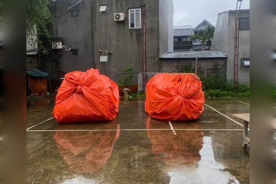 Bọc bạt kín như bưng, hai ô tô ở Thái Nguyên vẫn 'mất tích' trong mưa ngập