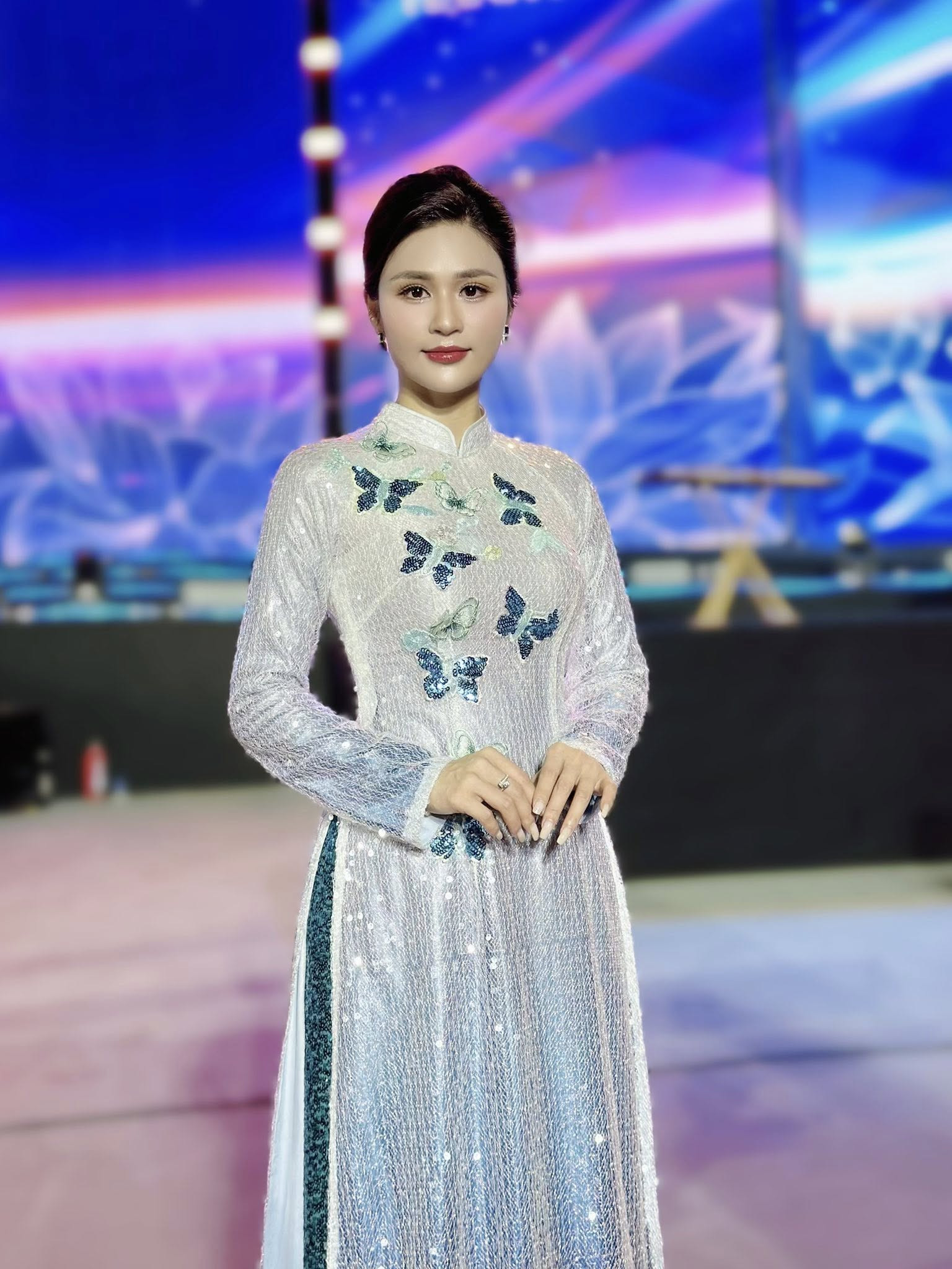 BTV Minh Trang diện trang phục trên truyền hình và đời thực khác nhau ra sao? - Ảnh 2.