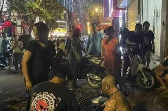 Chủ quán khóa trái cửa, tạt xăng rồi châm lửa đốt khiến 3 người bị thương