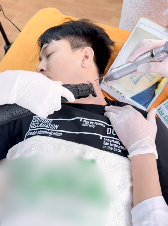 Hoài Lâm làm điều bất ngờ trên cơ thể mình