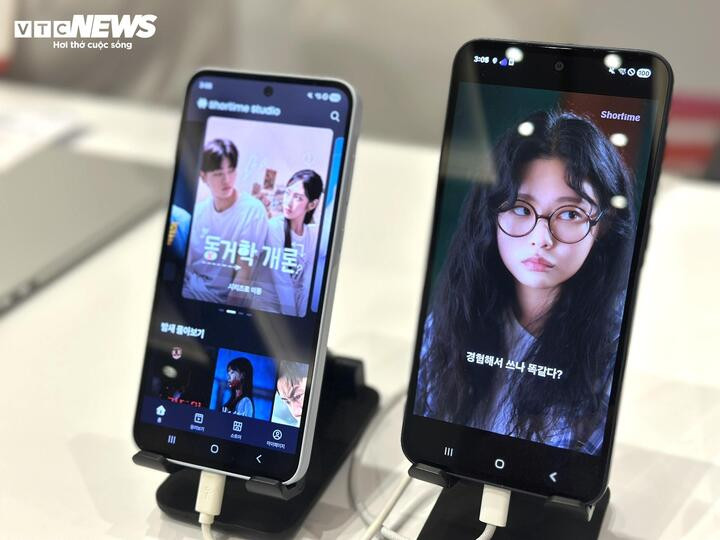 Người dùng điện thoại có thói quen xem nội dung ngắn trong vài phút và xem liên tục. (Ảnh: Mạnh Hùng)