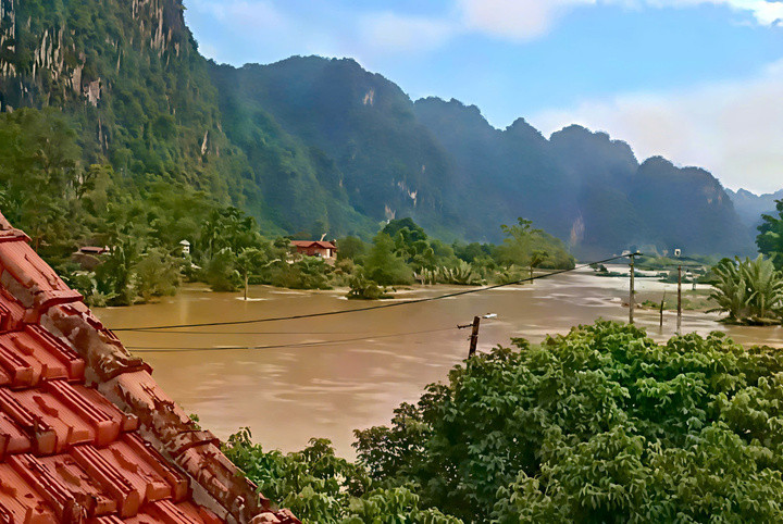 Nhiều ngôi nhà ở xã Vân Nham bị cô lập do ngập lụt.