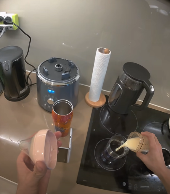 Chồng HHen Niê gây tranh cãi khi lấy sữa của vợ pha cà phê cho bạn bè uống