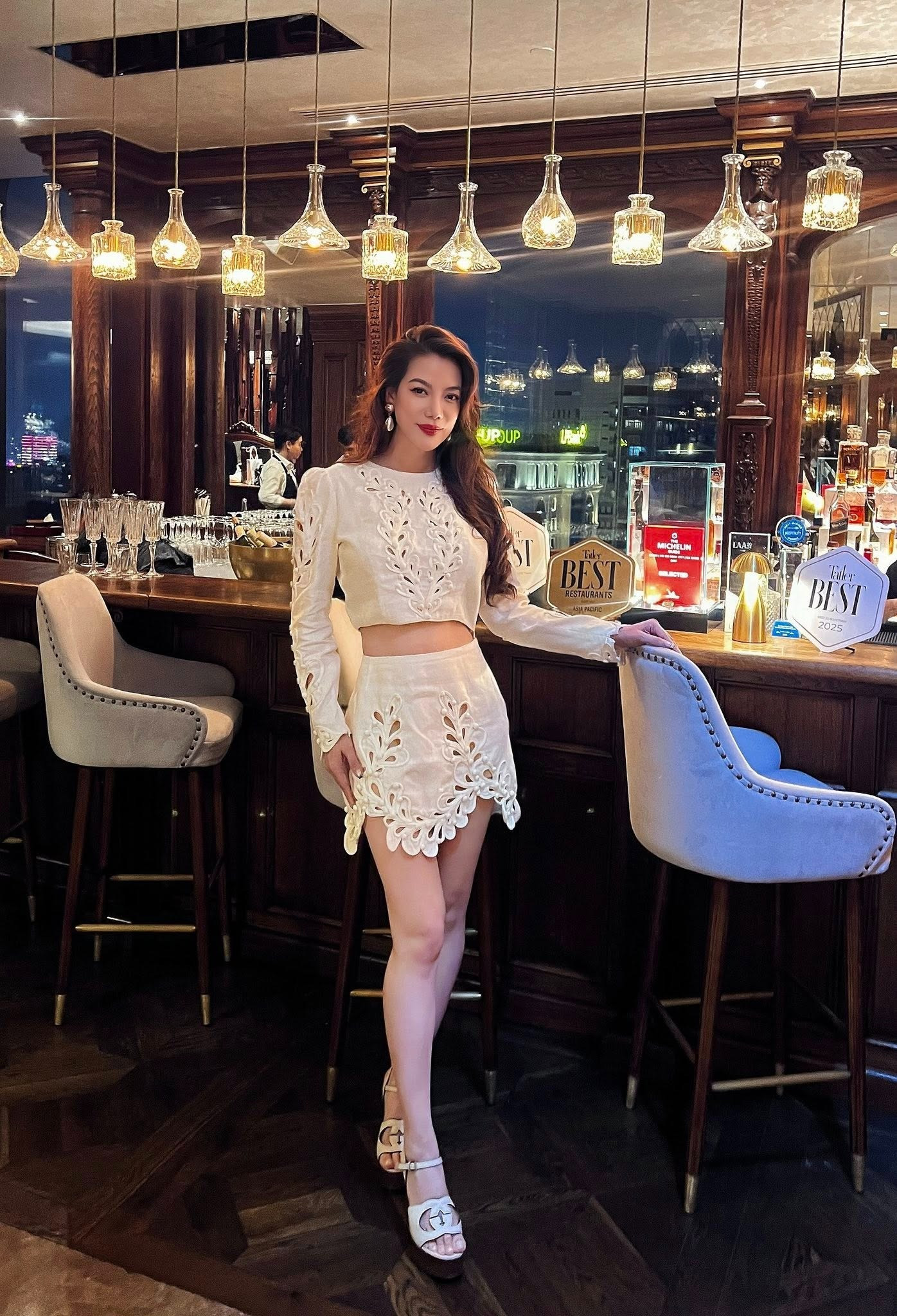 Hình ảnh Trương Ngọc Ánh trước khi bị bắt đi từ thiện dự tiệc sang chảnh