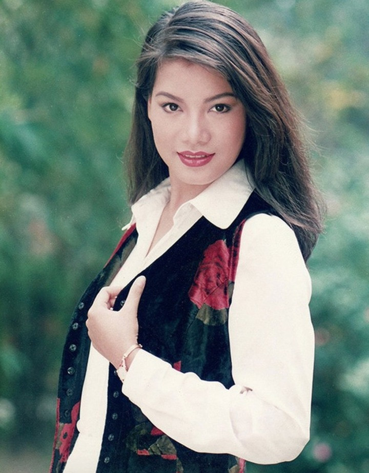 Ngoài đóng phim, cô còn trình diễn thời trang và ca hát. Cô từng giành giải Người mẫu ăn ảnh nhất cuộc thi