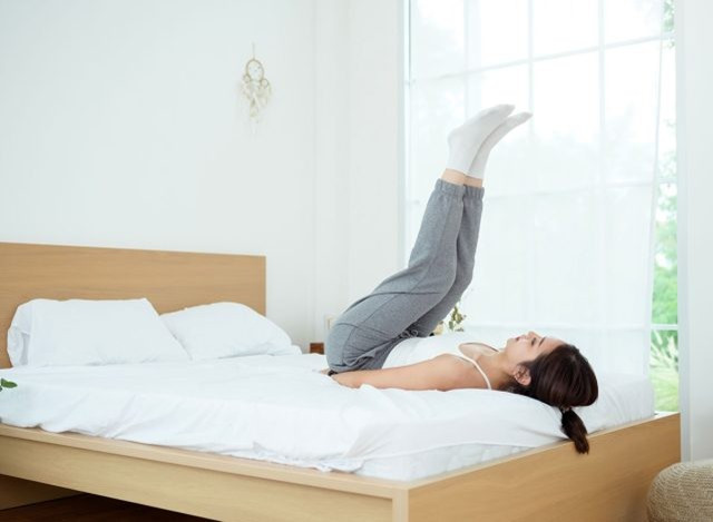 4 bài tập trên giường giúp giảm mỡ bụng dưới nhanh hơn gập bụng sau 60 tuổi- Ảnh 5.