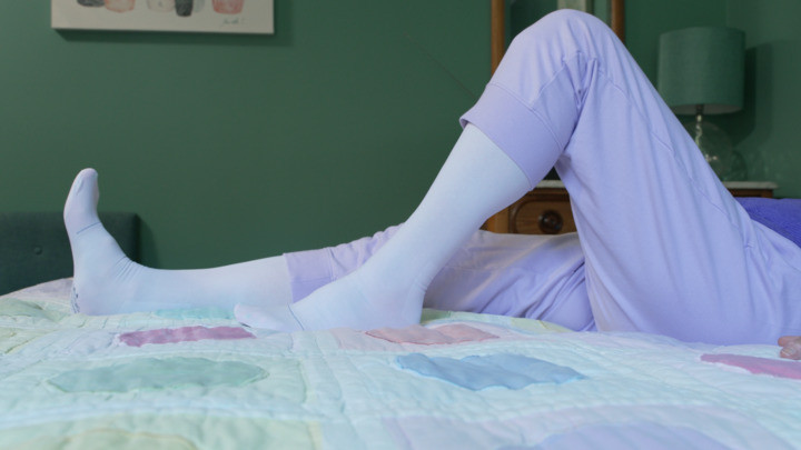 4 bài tập trên giường giúp giảm mỡ bụng dưới nhanh hơn gập bụng sau 60 tuổi- Ảnh 4.