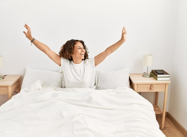 4 bài tập trên giường giúp giảm mỡ bụng dưới nhanh hơn gập bụng sau 60 tuổi- Ảnh 2.