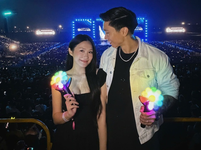 Bà xã Đoàn Văn Hậu trưng trổ vòng 1 o ép đến ná thở khi đi đu concert GD