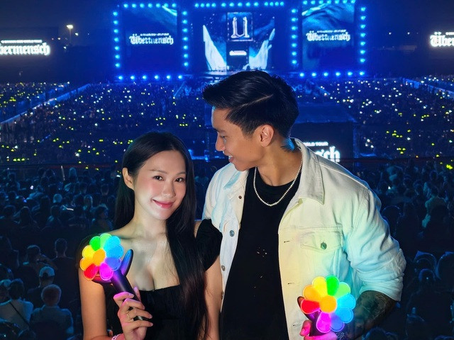 Bà xã Đoàn Văn Hậu trưng trổ vòng 1 o ép đến ná thở khi đi đu concert GD