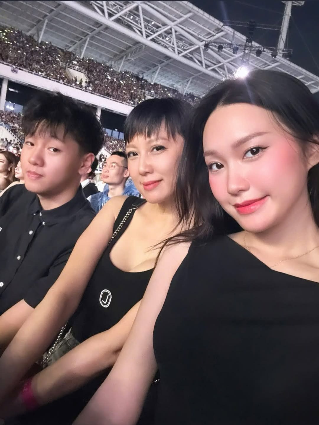 Bà xã Đoàn Văn Hậu trưng trổ vòng 1 o ép đến ná thở trong concert GD