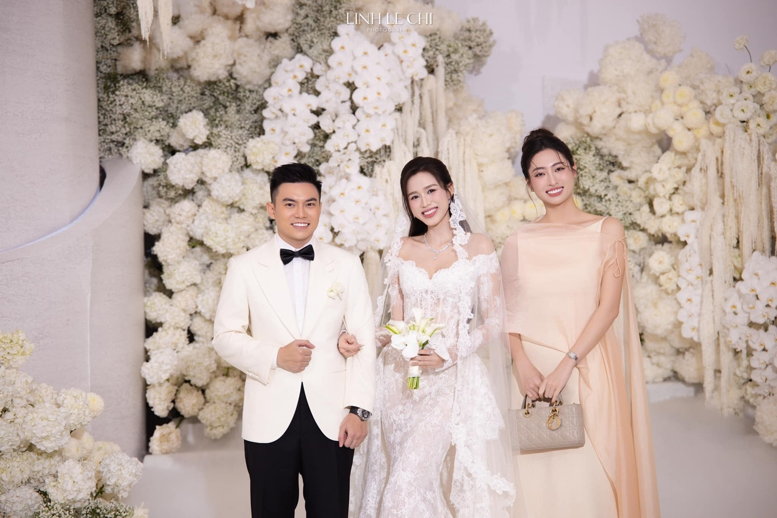 Bức ảnh gây tranh cãi của Lương Thùy Linh tại đám cưới Đỗ Thị Hà