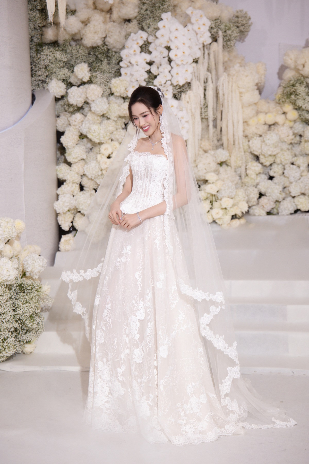 Hoa hậu Đỗ Thị Hà thay 4 bộ váy cưới xa xỉ trong đám cưới ở Hà Nội