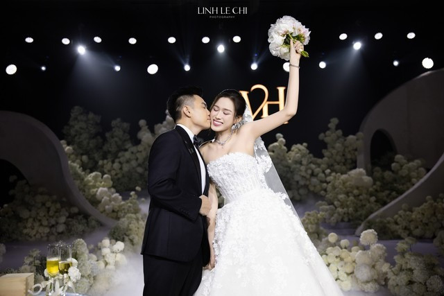 Hoa hậu Đỗ Thị Hà thay 4 bộ váy cưới xa xỉ trong đám cưới ở Hà Nội