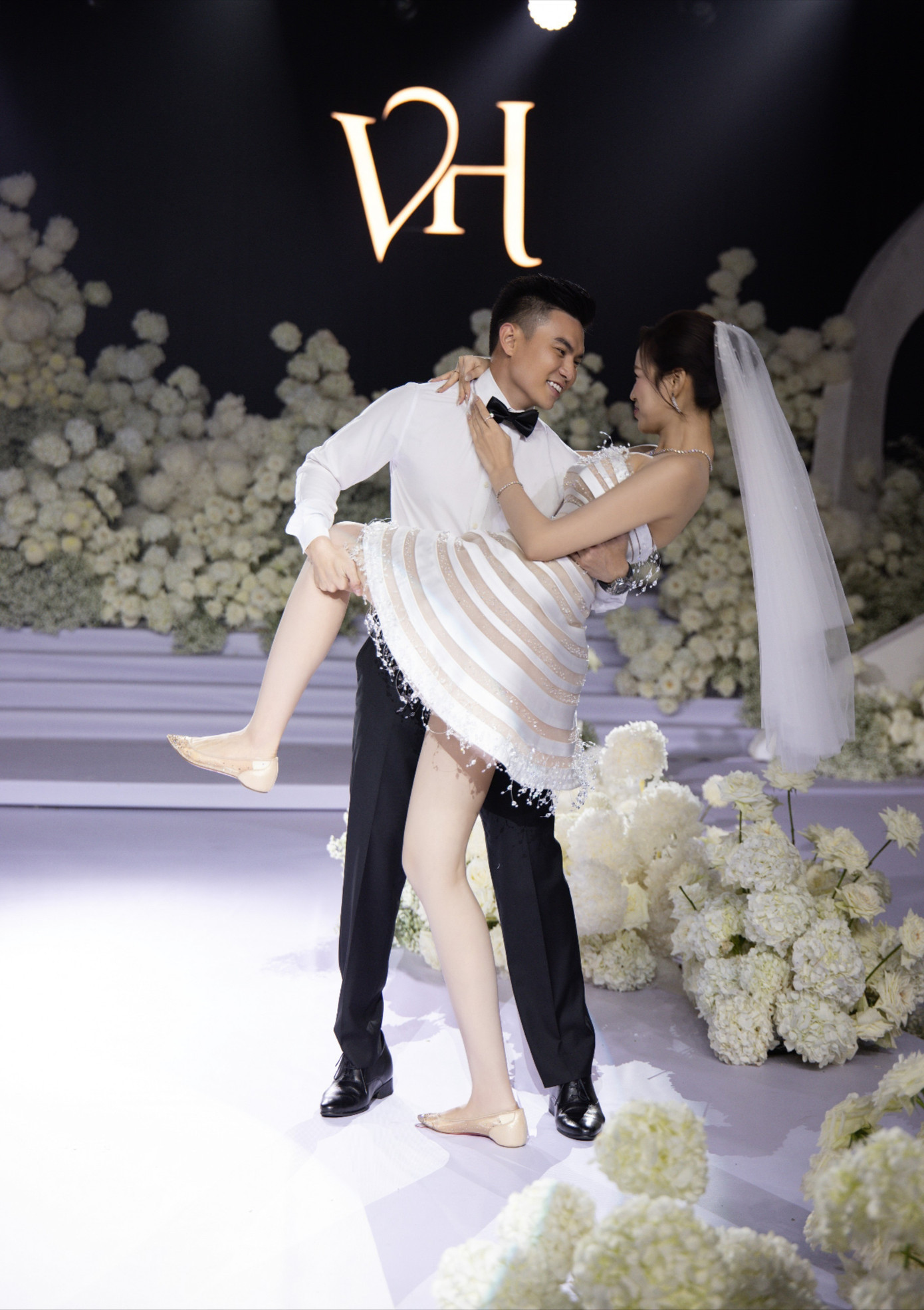 Hoa hậu Đỗ Thị Hà thay 4 bộ váy cưới xa xỉ trong đám cưới ở Hà Nội