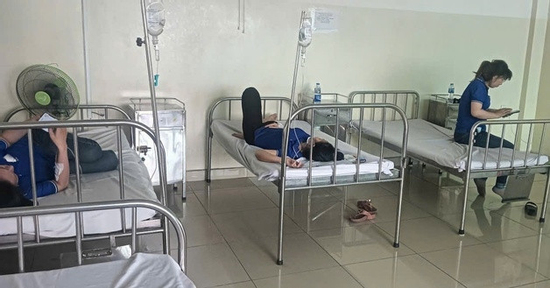 Hàng chục người nghi ngộ độc sau bữa cơm trưa tại công ty