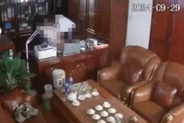 Hé lộ thông tin HOT về người đàn ông lộ loạt clip nhạy cảm với nhiều phụ nữ ở phòng làm việc