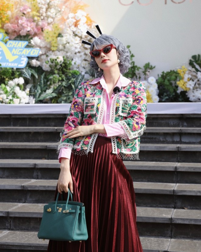 Minh Hằng sang chảnh xách túi hơn nửa tỷ đi chơi Running Man