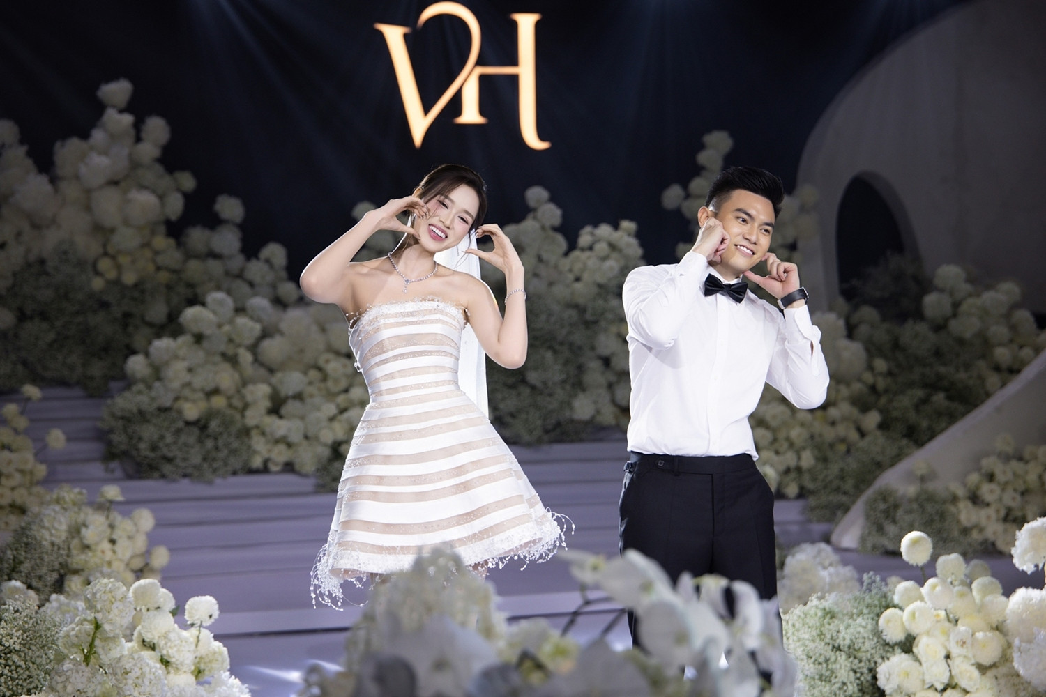 Ông xã Đỗ Thị Hà nhảy hết mình trong đám cưới mỗi tội toànlệch nhịp