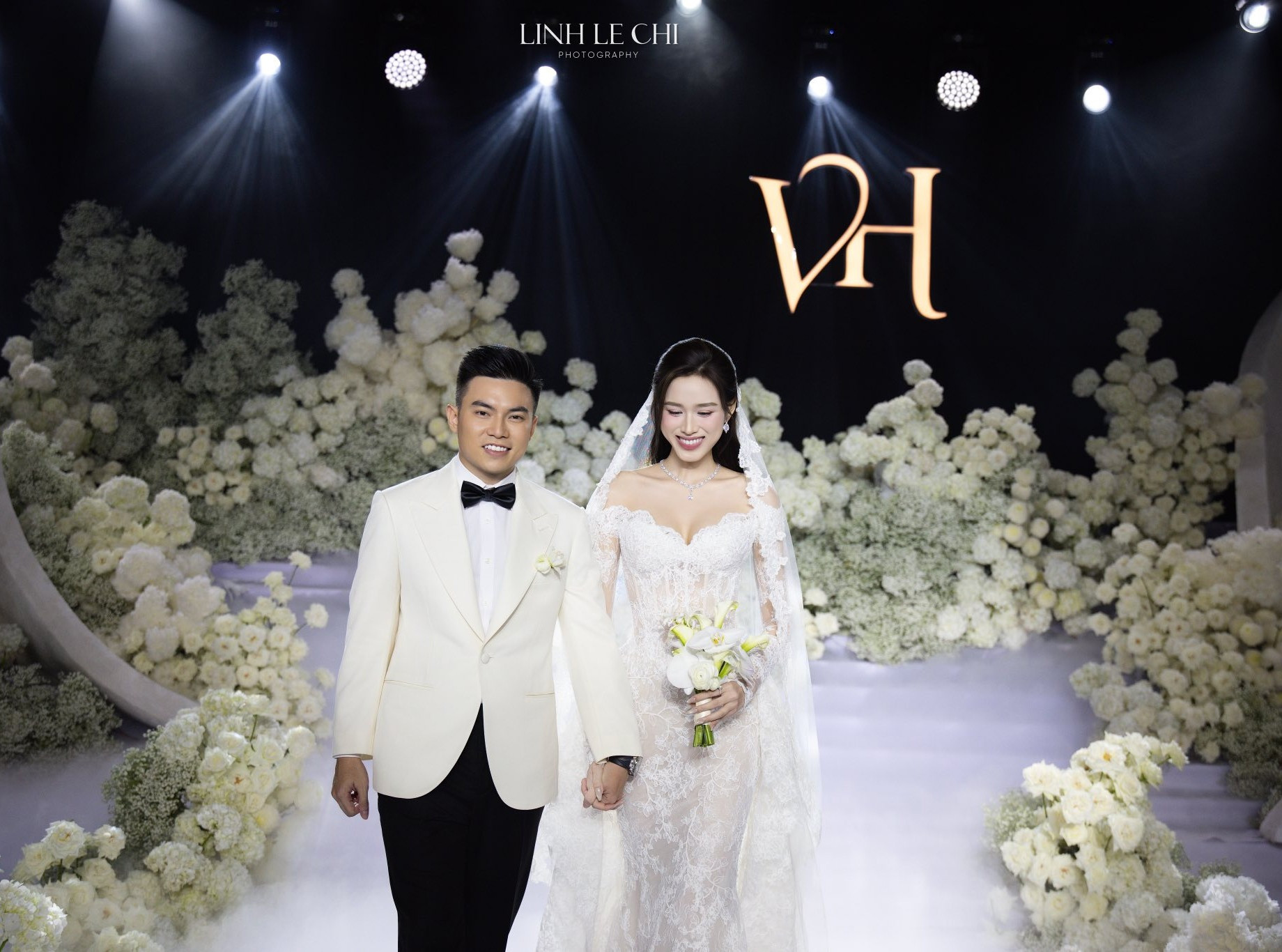 Ông xã Đỗ Thị Hà nhảy hết mình trong đám cưới mỗi tội toànlệch nhịp