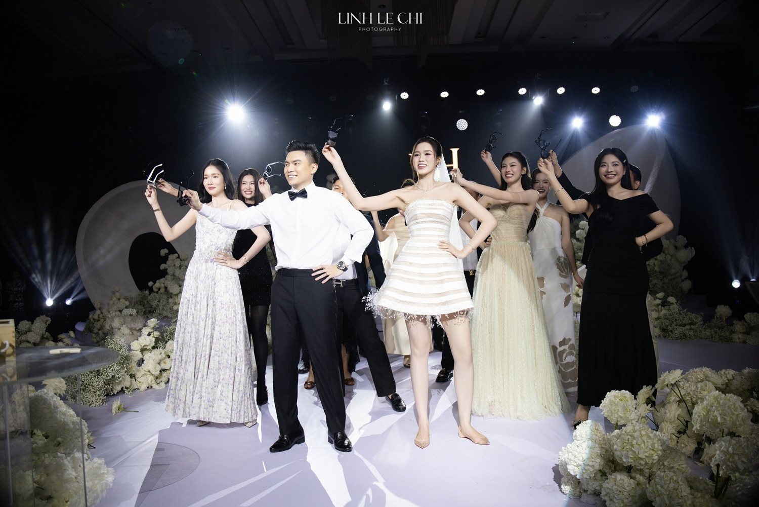 Ông xã Đỗ Thị Hà nhảy hết mình trong đám cưới mỗi tội toànlệch nhịp