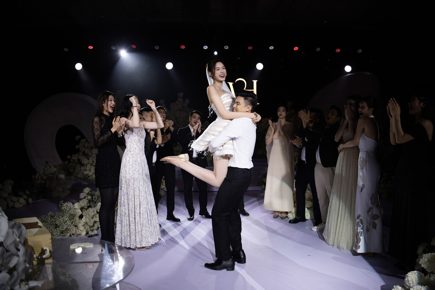 Ông xã Đỗ Thị Hà nhảy hết mình trong đám cưới mỗi tội toànlệch nhịp