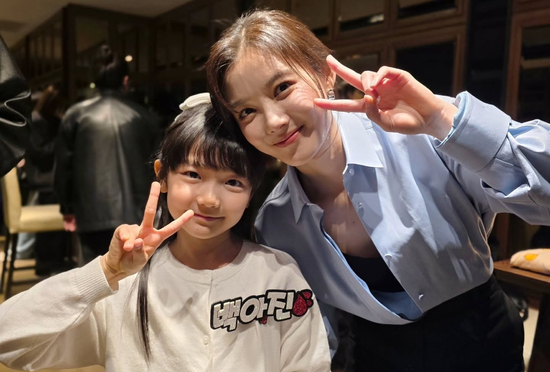 Thần đồng diễn xuất 1 năm đóng 8 phim gây bão MXH, chỉ 1 ánh mắt cũng khiến cả thiên hạ nín thở