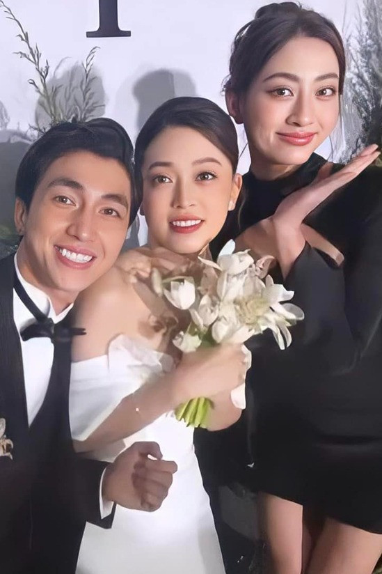 Gu thời trang đầy bất ổn của Hoa hậu Lương Thùy Linh mỗi lần đi đám cưới đồng nghiệp