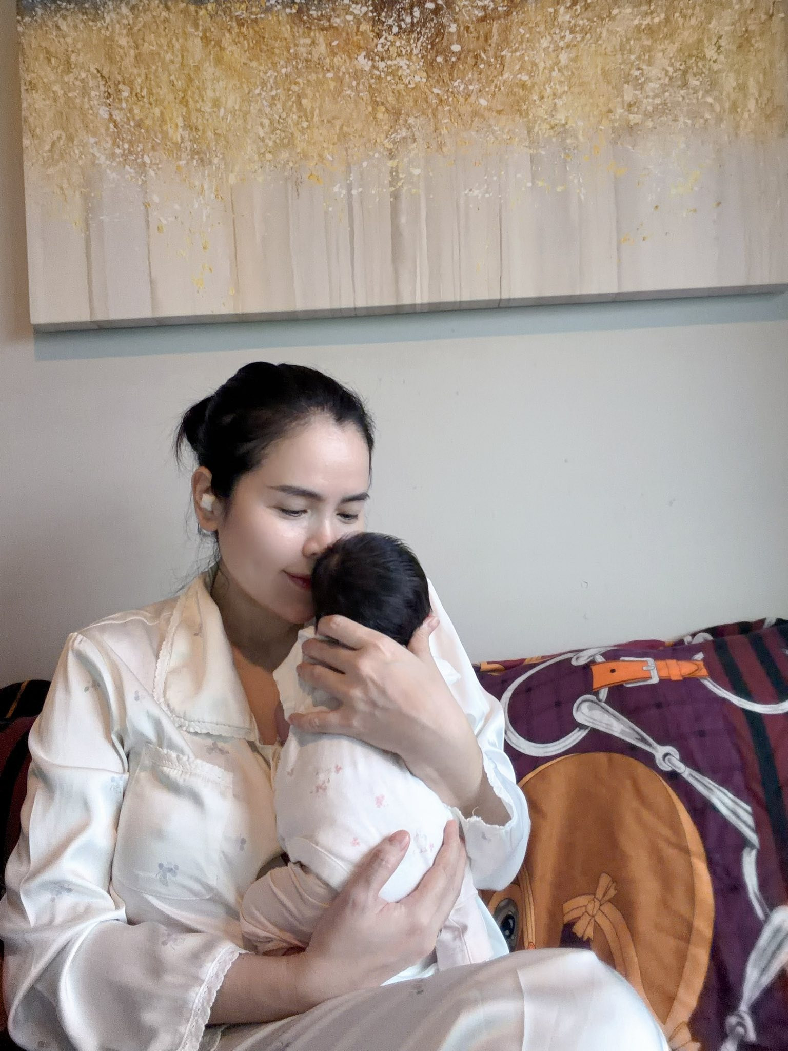 Hoa hậu Phương Lê sinh con thứ 4 ở tuổi 46 nhan sắc ra sao mà ai cũng trầm trồ