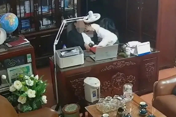 Người đàn ông 'thân mật' với nhiều phụ nữ là Chủ tịch HĐQT Trường Tô Hiến Thành