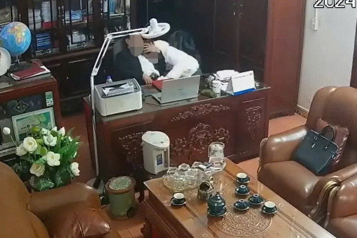 Người đàn ông trong clip là Chủ tịch Hội đồng quản trị của trường THPT tư thục nêu trên, không giữ vai trò giảng dạy trong trường. (Ảnh chụp từ clip)