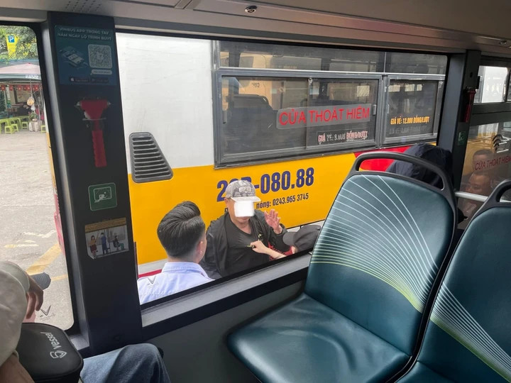 Hình ảnh cô gái giữ chặt kẻ biến thái được chia sẻ cùng câu chuyện. (Ảnh: OFFB)