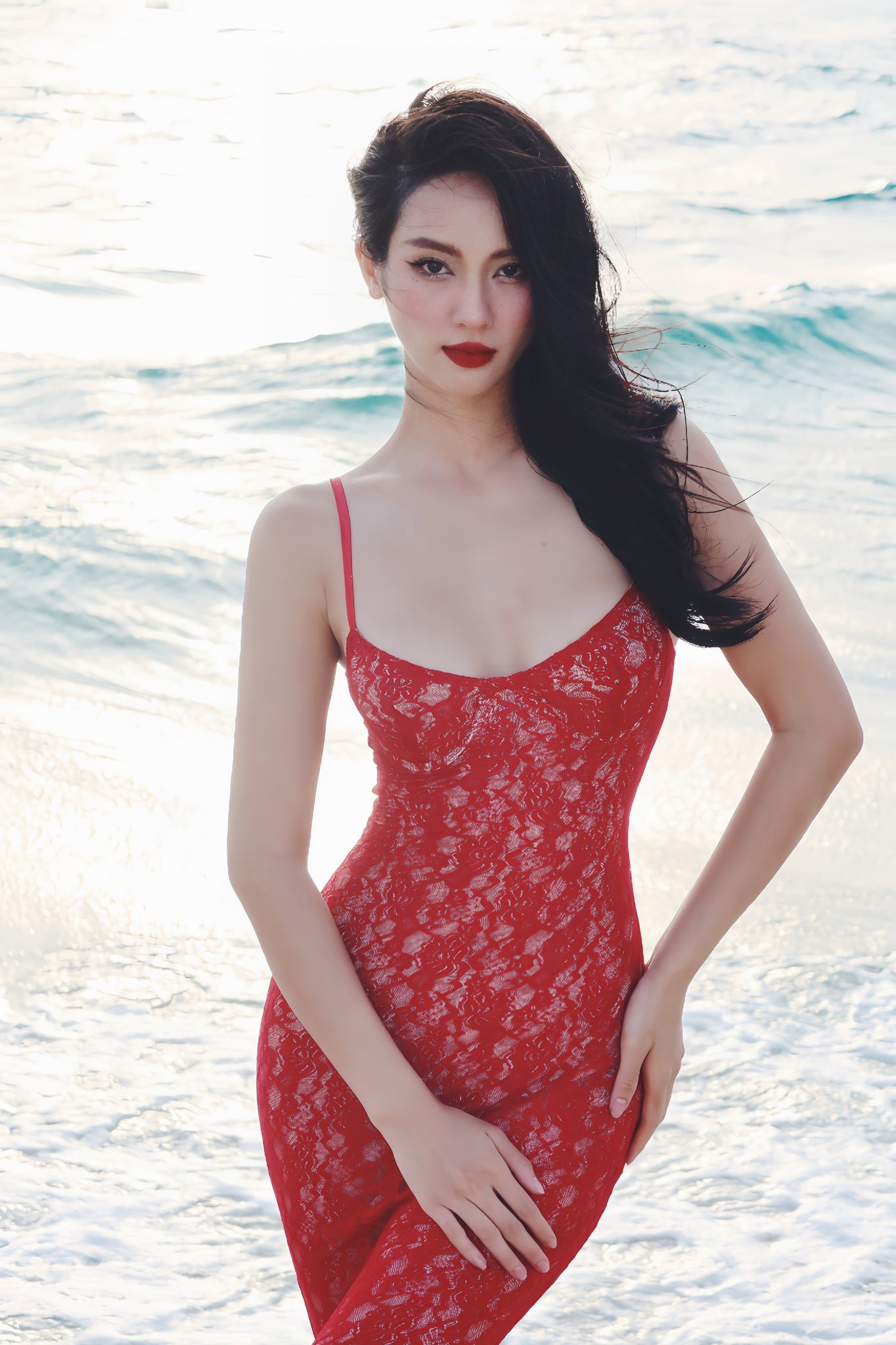 Gu thời trang nóng bỏng của Á hậu Thúy Quỳnh bạn gái chồng cũ Diệp Lâm Anh