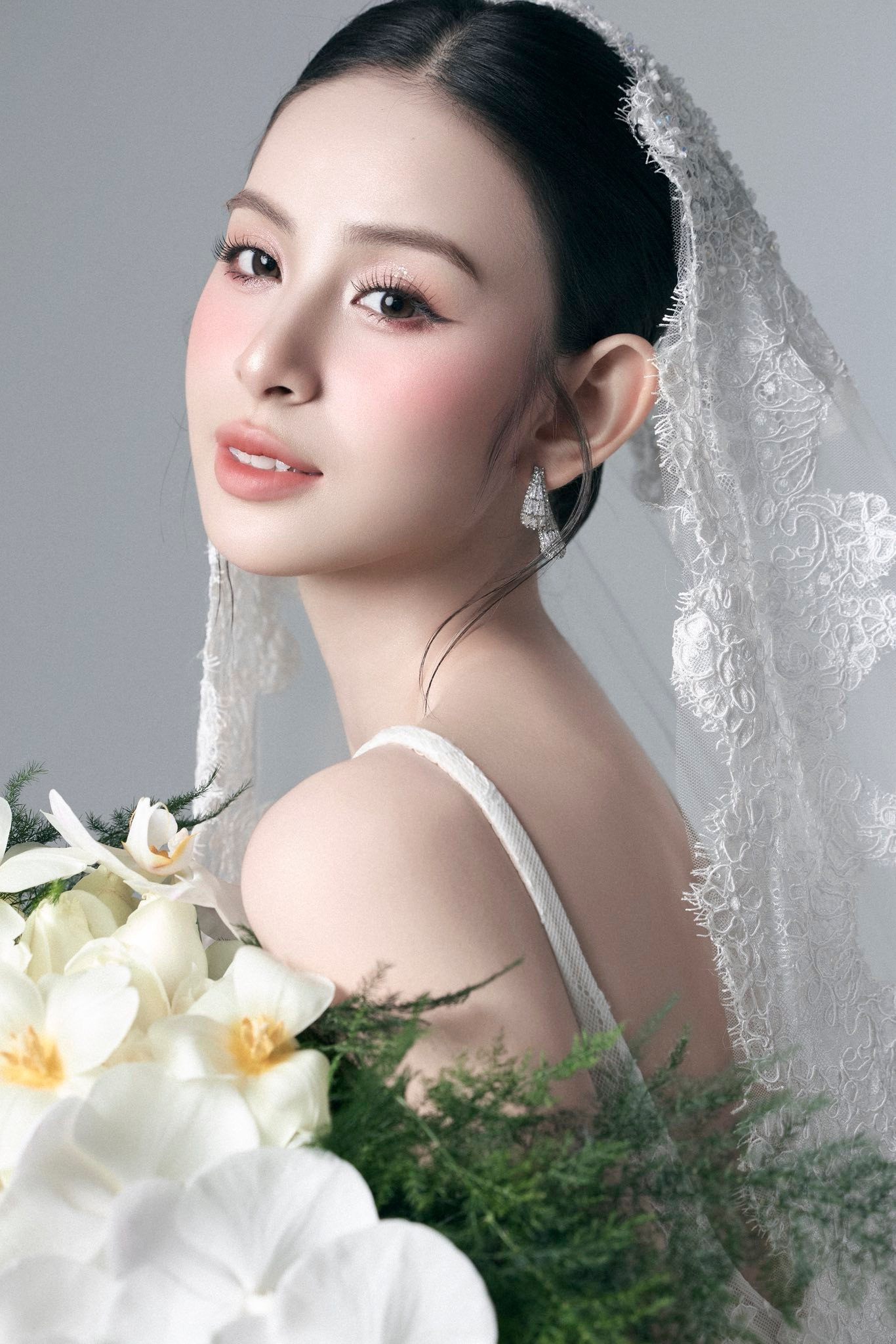 Người đẹp nổi tiếng Vbiz tổ chức lễ rước dâu kín đáo với thiếu gia tập đoàn lớn