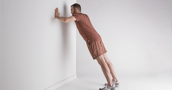 Bài tập chống đẩy tường 5 phút giúp săn chắc cơ ngực sau 60 tuổi