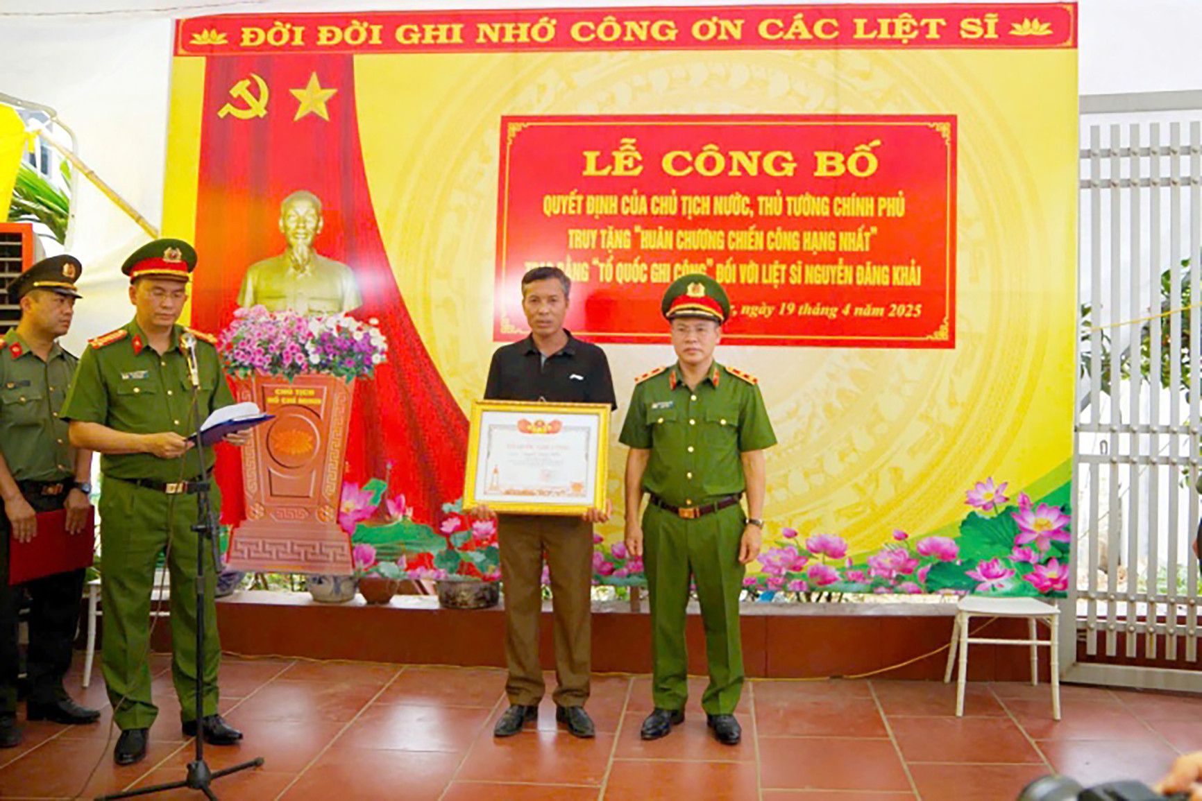 trao tổ quốc ghi công.jpeg