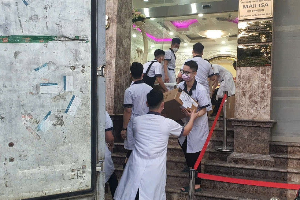 Hàng chục thùng tài liệu được đưa ra khỏi thẩm mỹ viện Mailisa ở Hà Nội, Đắk Lắk