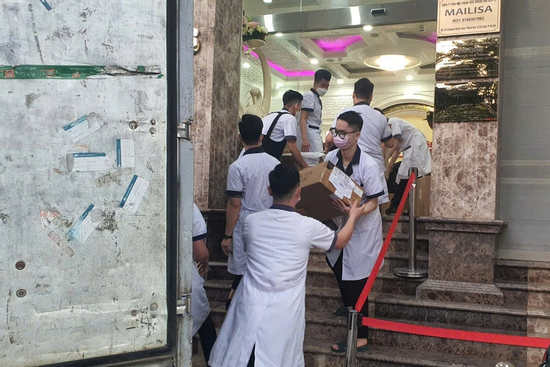 Hàng chục thùng tài liệu được đưa ra khỏi thẩm mỹ viện Mailisa ở Hà Nội, Đắk Lắk